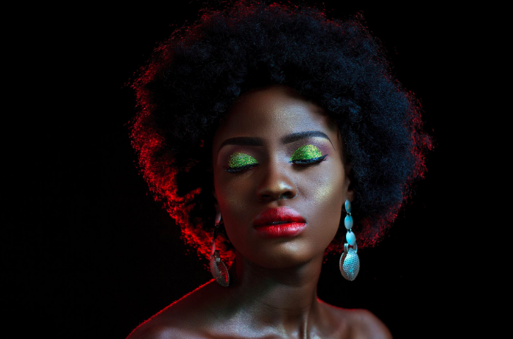 Girl with green coloursplash eyeshadow. Image by bestbe models by pexels.com.