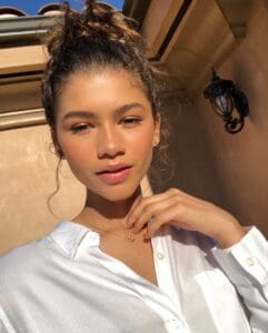 Zendaya instagram selfie with natural makeup