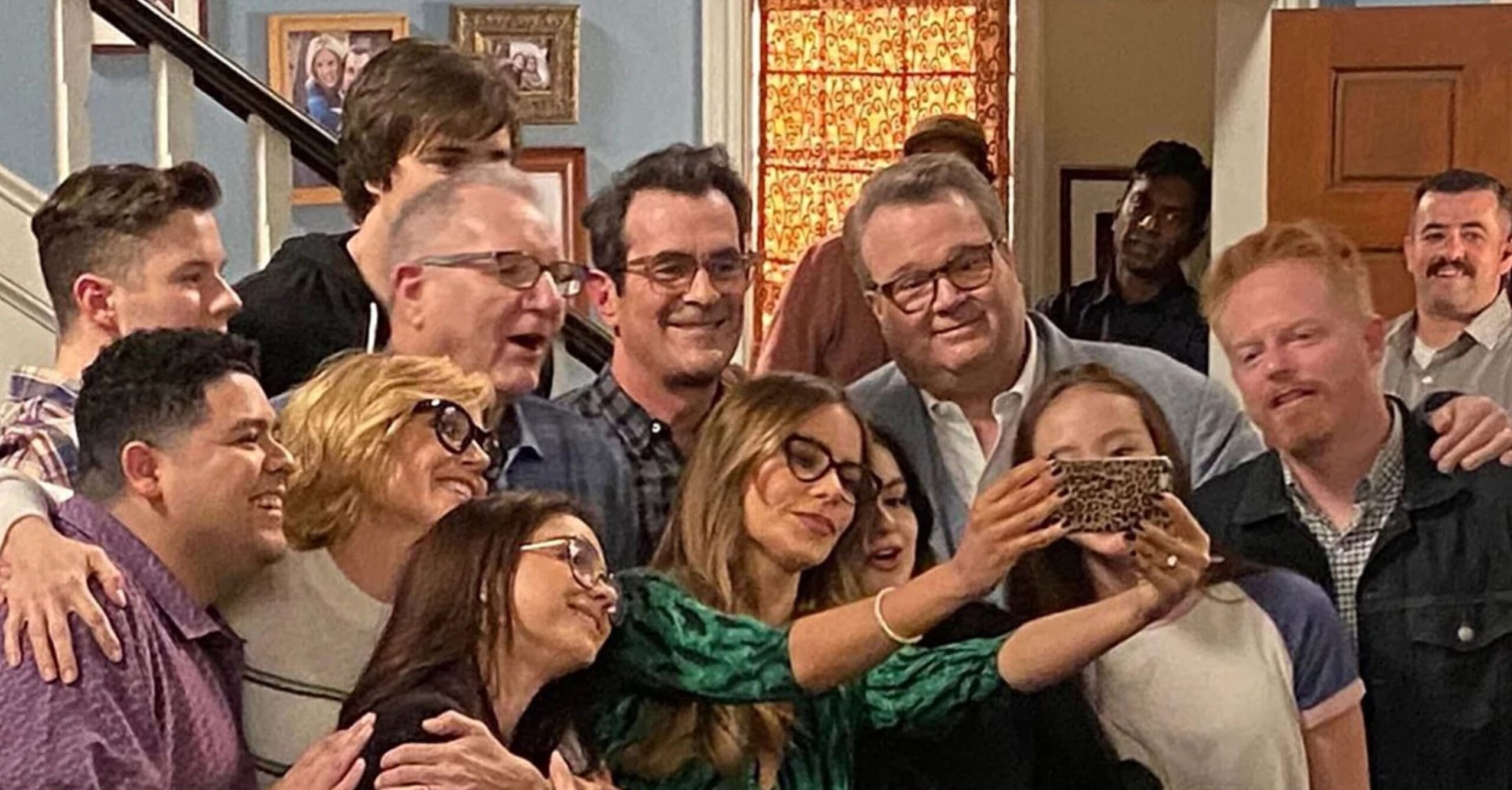 An image of the cast of the American TV show Modern Family taking a selfie