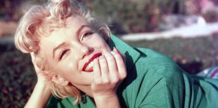 Marylin Monroe wearing red lipstick and smiling. Shade of Blonde.